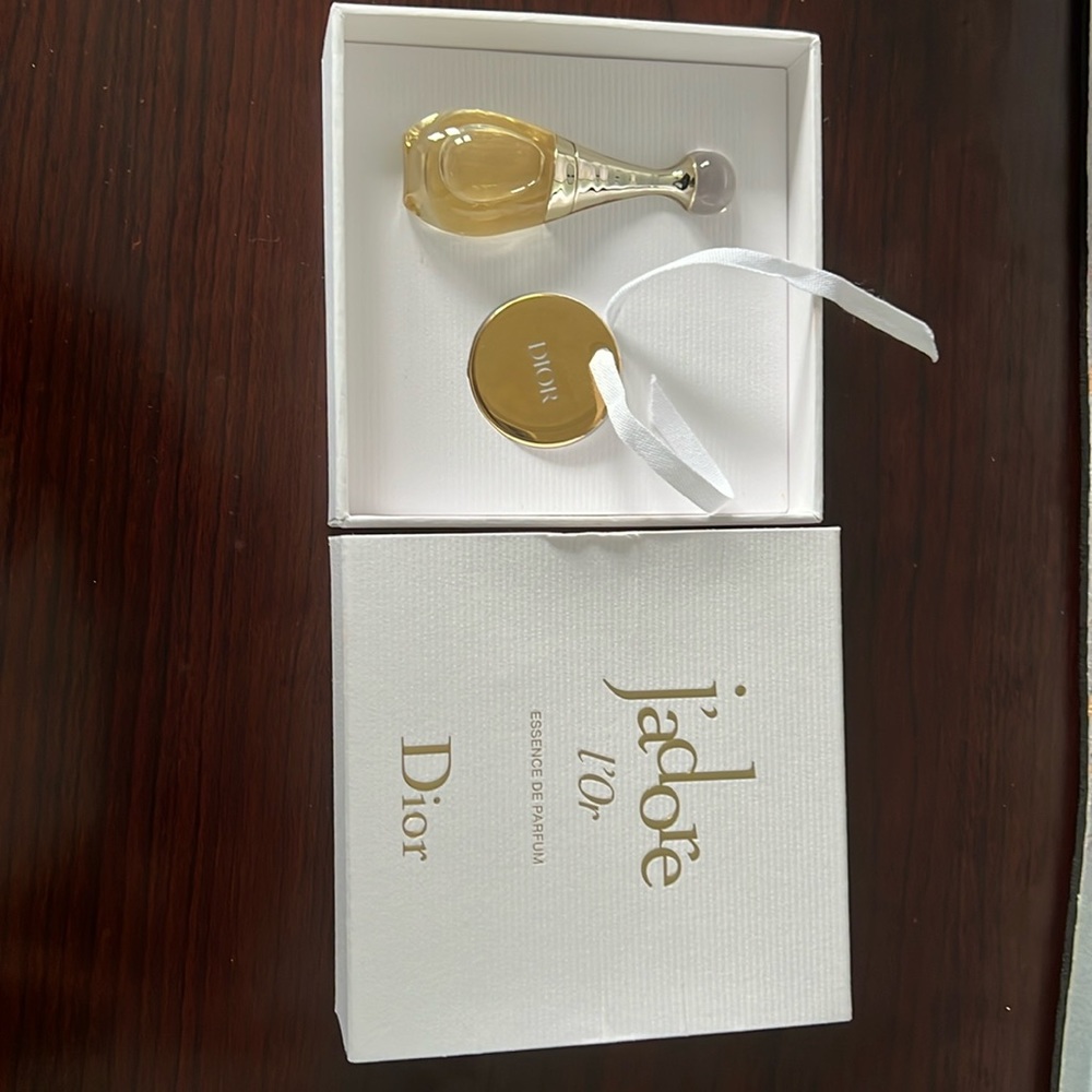 J’adore l’or essence de parfum 0.11oz 3.5 ml.